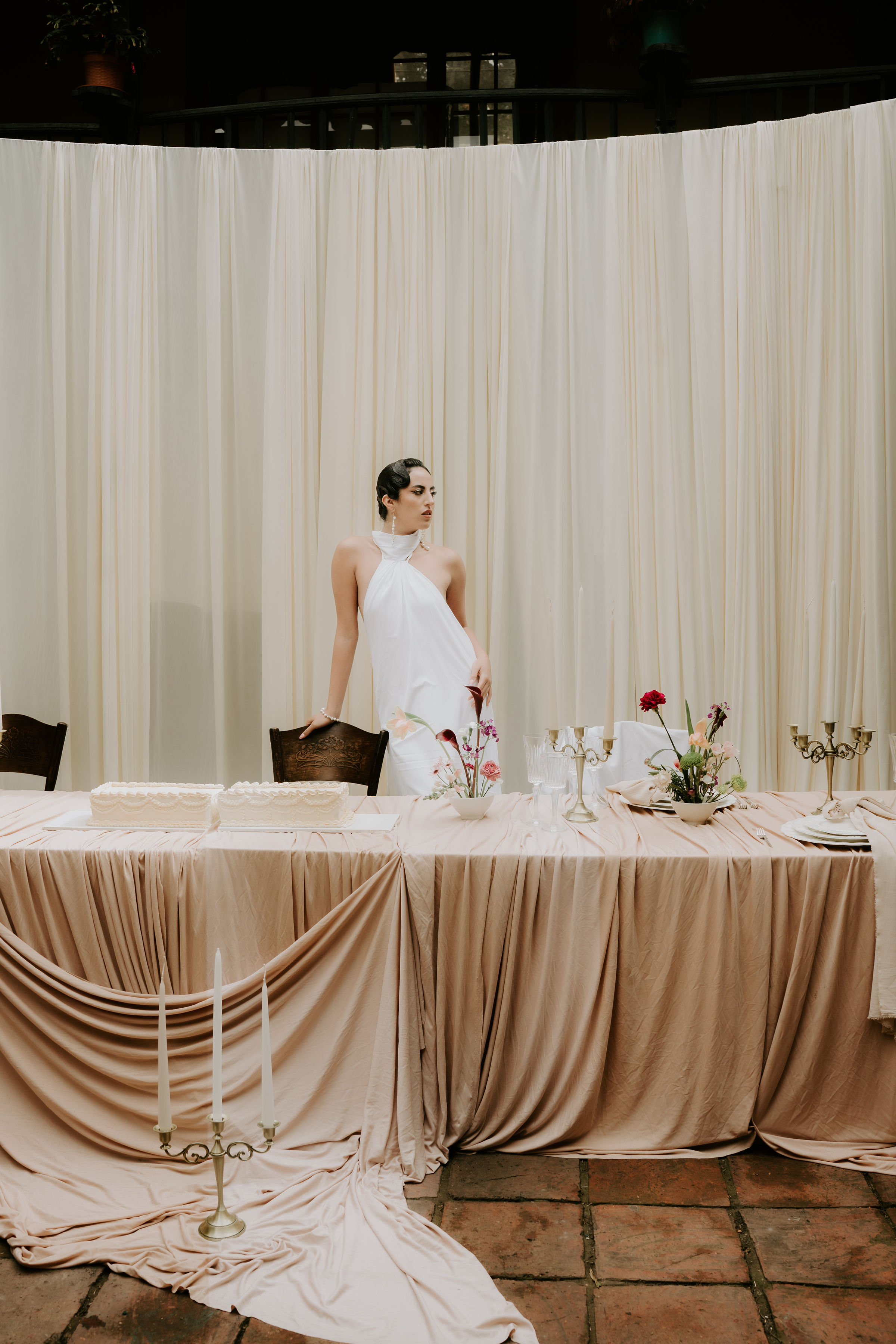 Editorial Floralveil — detalle de vela y flores