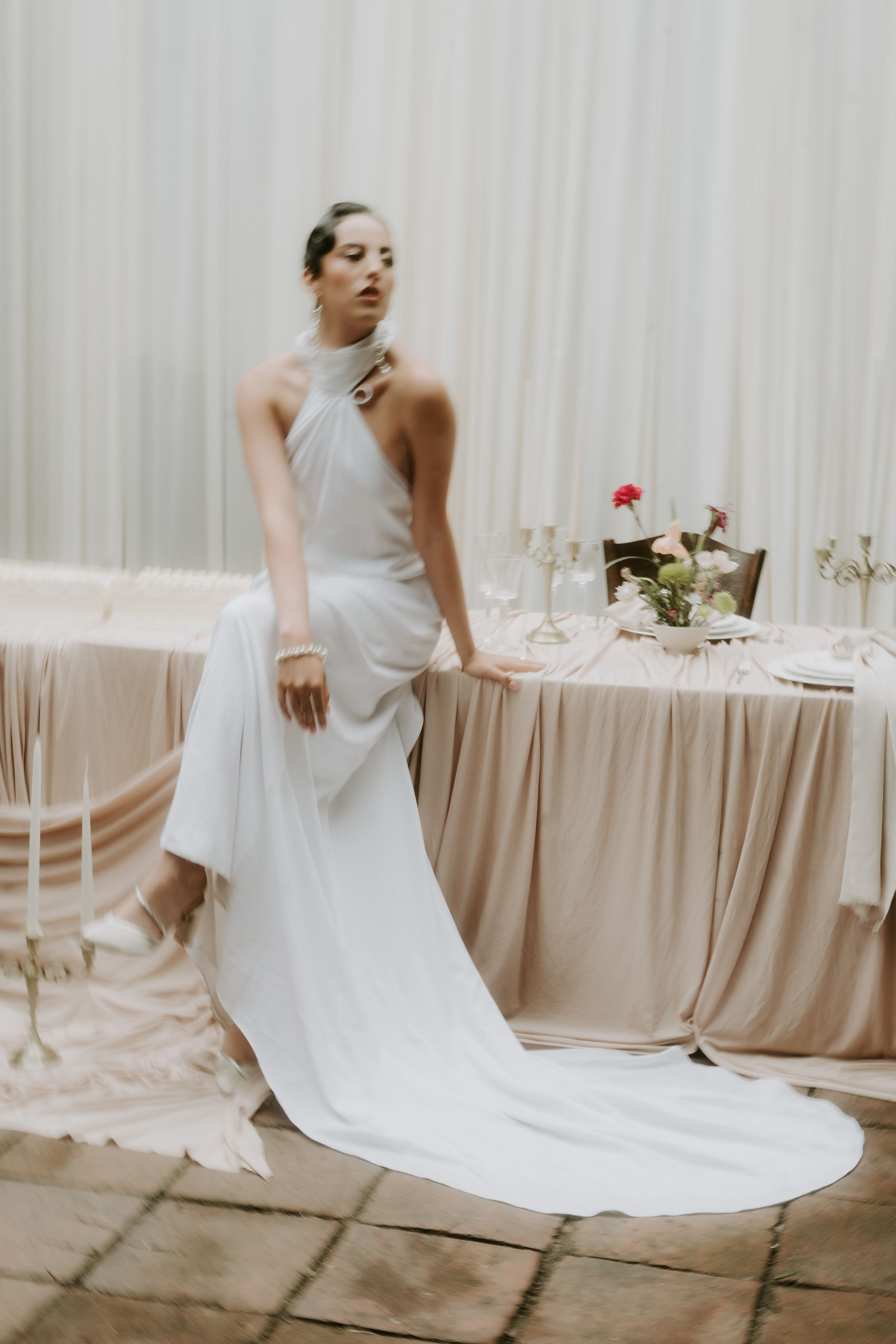 Editorial Floralveil — velo y flores en movimiento