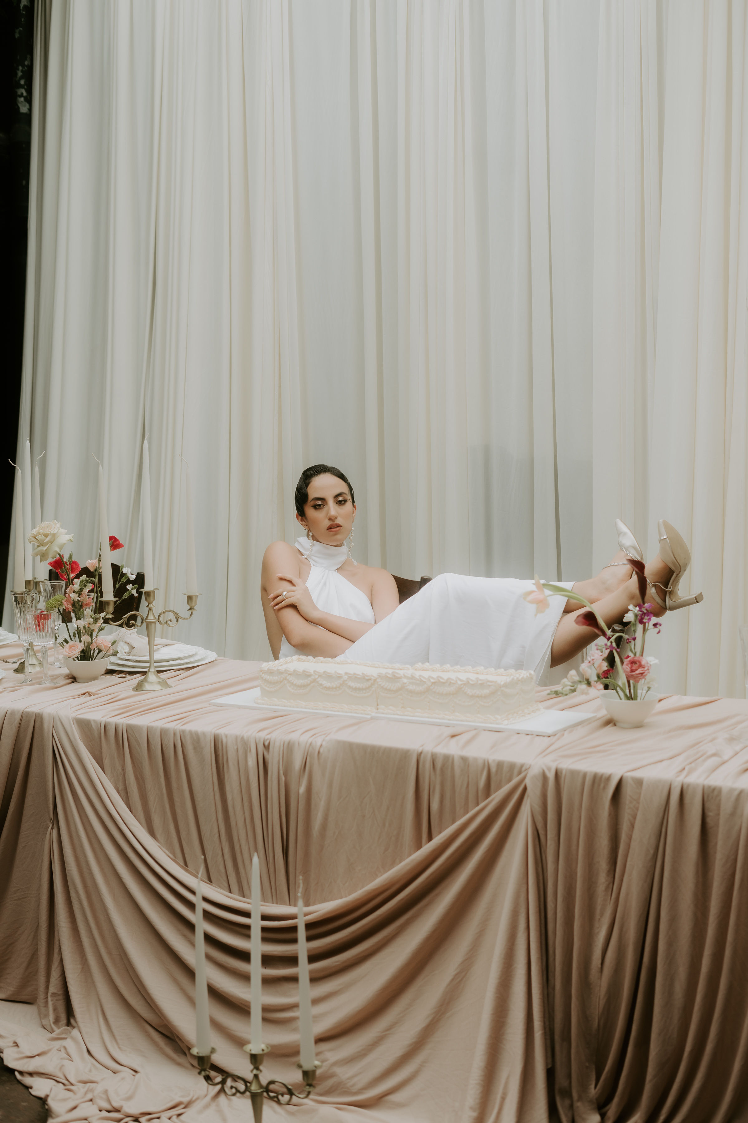 Editorial Floralveil — composición minimalista