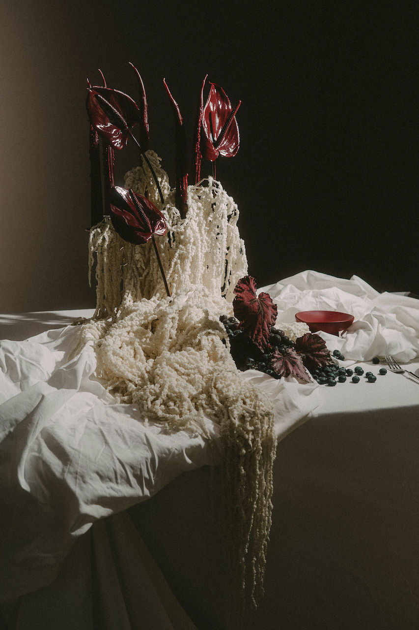 Editorial artística con luz suave, flores y composición atmosférica