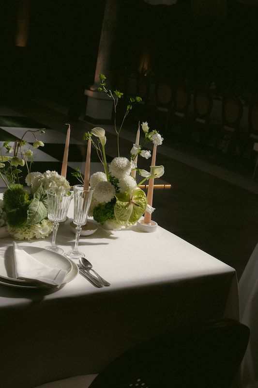 Styling editorial con velas para boda de lujo