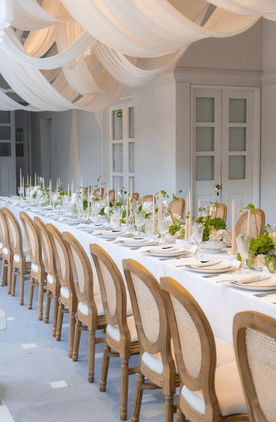 Mesa de boda romántica con diseño de velas cuidadosamente curado