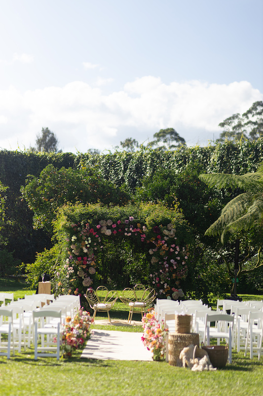 Instalación minimalista de velas para boda editorial