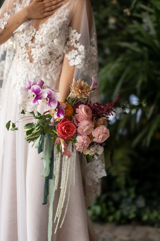 Atmósfera moderna de boda con velas y diseño refinado