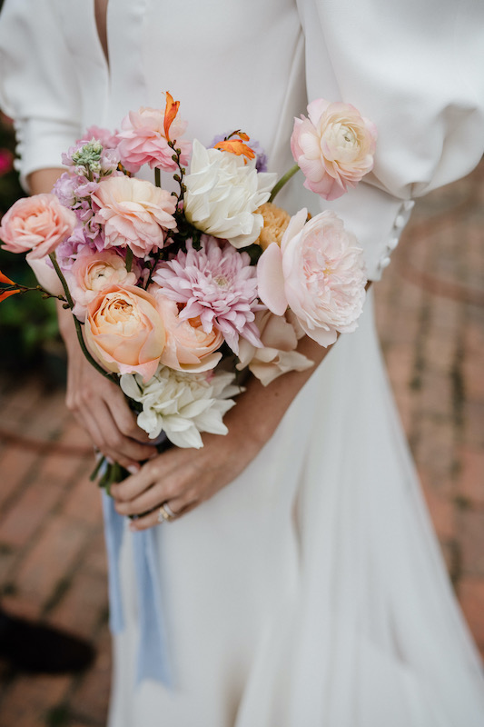 Display escultórico de velas para evento de lujo