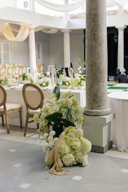 Diseño editorial beige para evento elegante