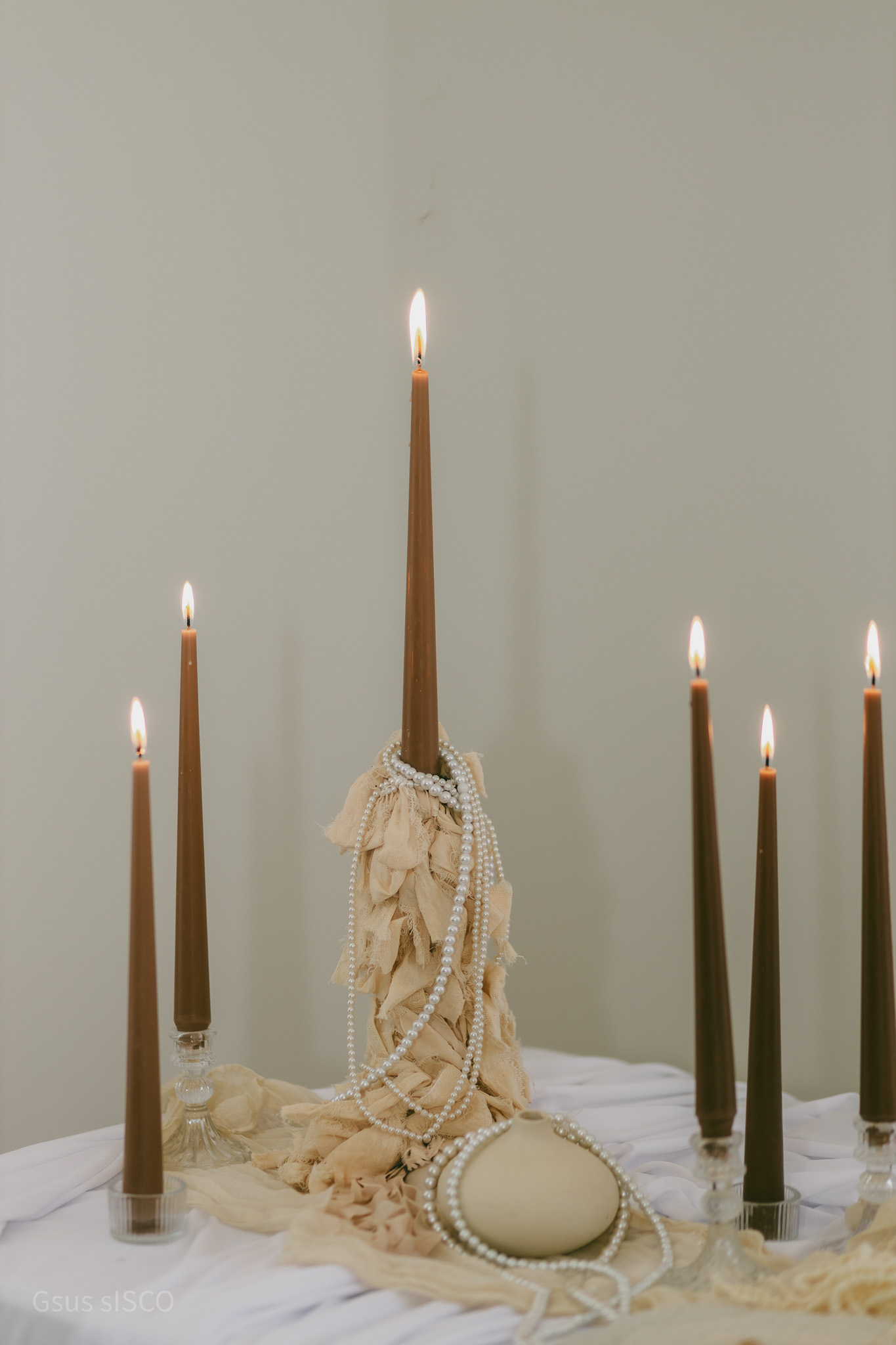 Ambientación premium de evento con velas y composición elegante