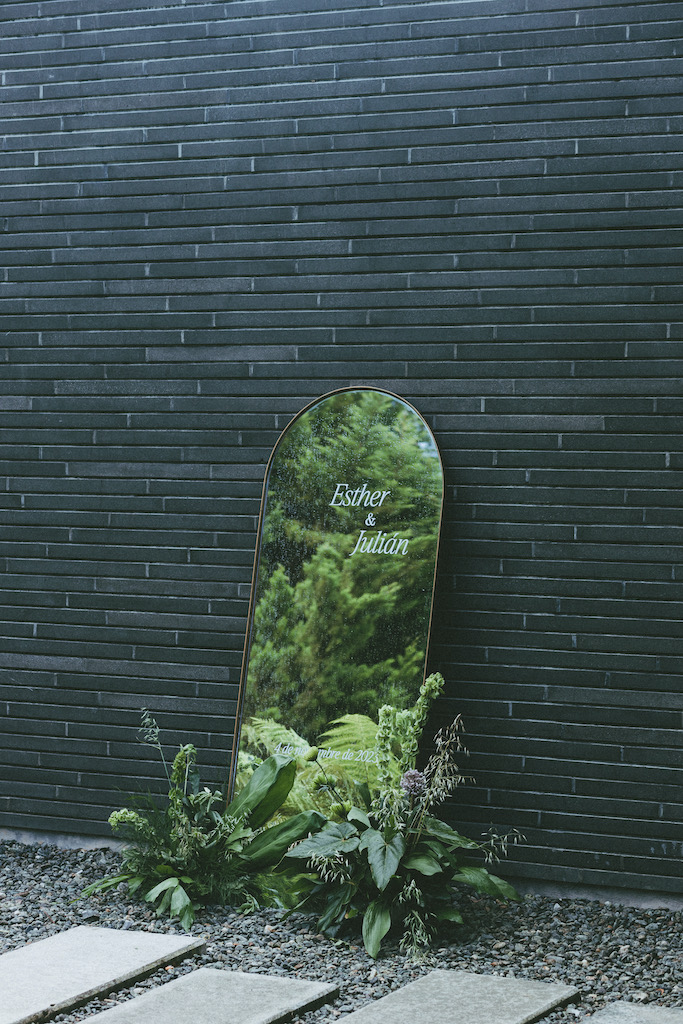 Composición floral y velas con lenguaje editorial