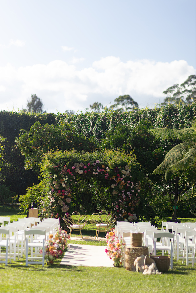 Boda editorial de alto nivel con instalación refinada