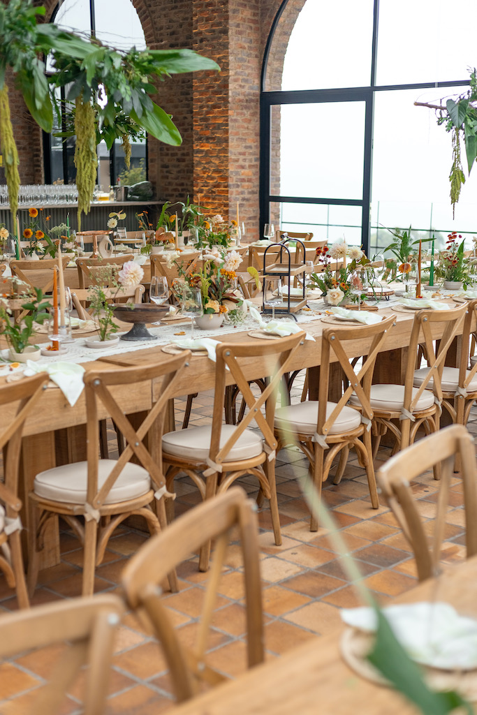 Espacio editorial de boda con luz suave y composición refinada